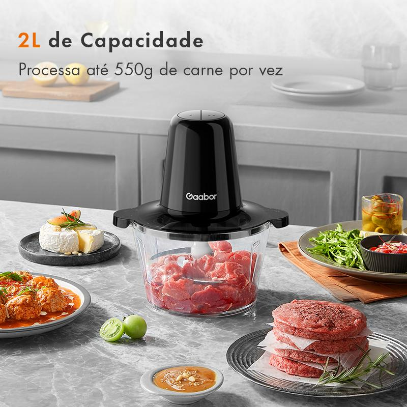 Processador Gaabor com 2L de capacidade processando carne